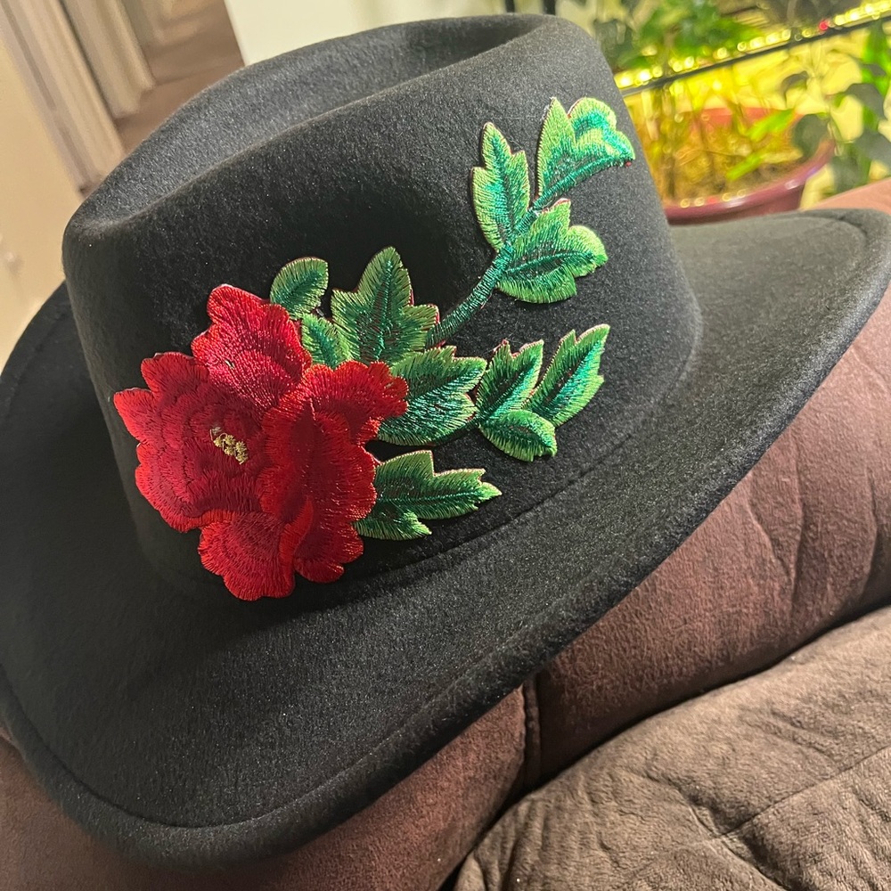 🆕Fabulous thick black felt women’s cowboy hat with a red rose on the side. - Picture 6 of 7